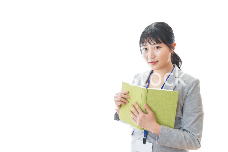 読書をする若いビジネスパーソン