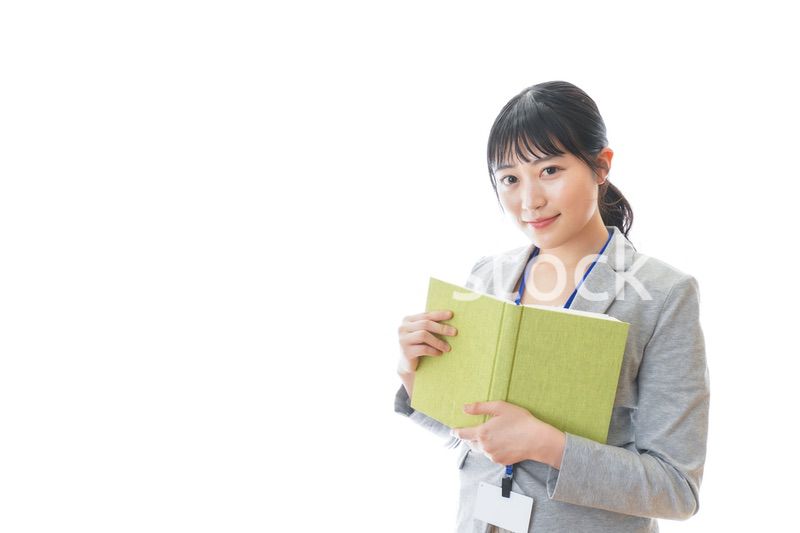 読書をする若いビジネスパーソン