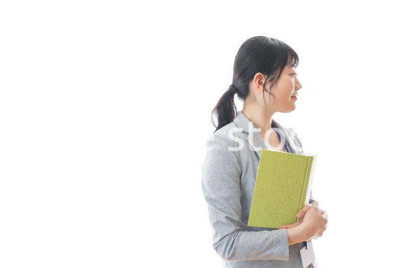 読書をする若いビジネスパーソン