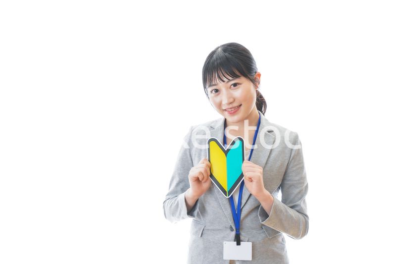 初心者マークを持つ若いビジネスパーソン