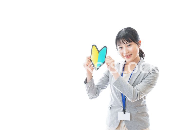 初心者マークを持つ若いビジネスパーソン