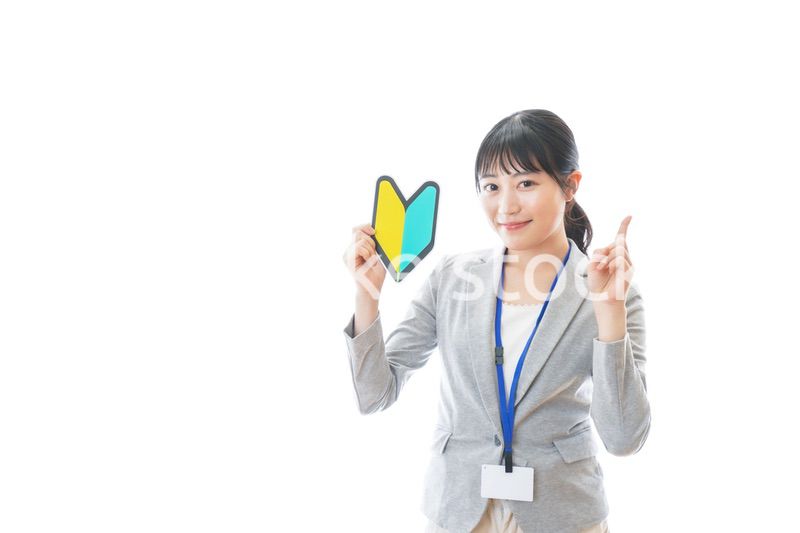 初心者マークを持つ若いビジネスパーソン