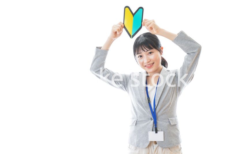 初心者マークを持つ若いビジネスパーソン