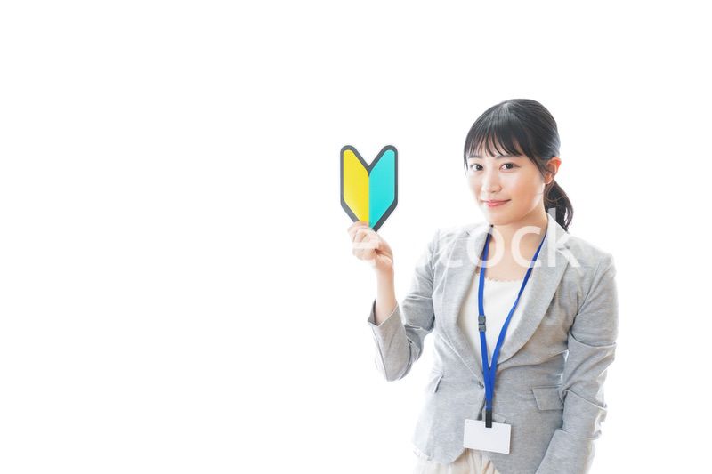 初心者マークを持つ若いビジネスパーソン