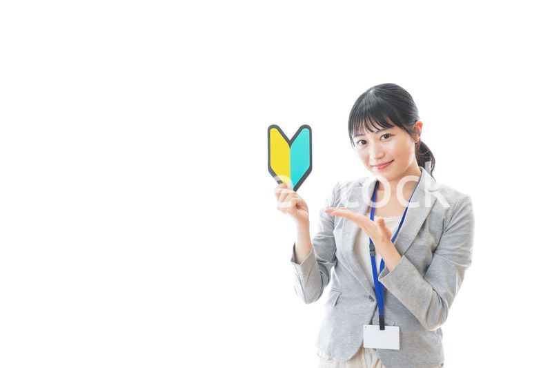 初心者マークを持つ若いビジネスパーソン