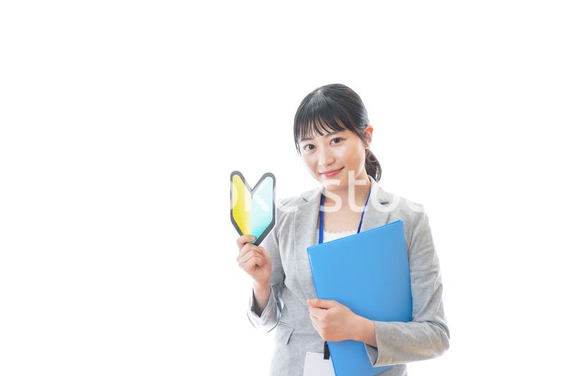 初心者マークを持つ若いビジネスパーソン