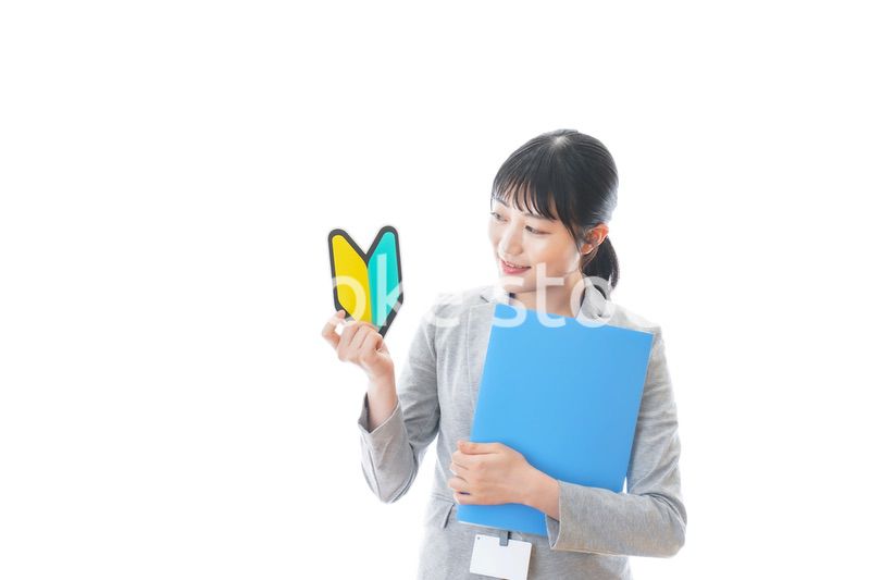 初心者マークを持つ若いビジネスパーソン