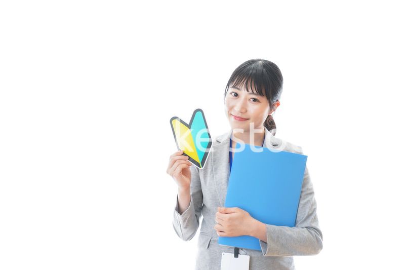 初心者マークを持つ若いビジネスパーソン