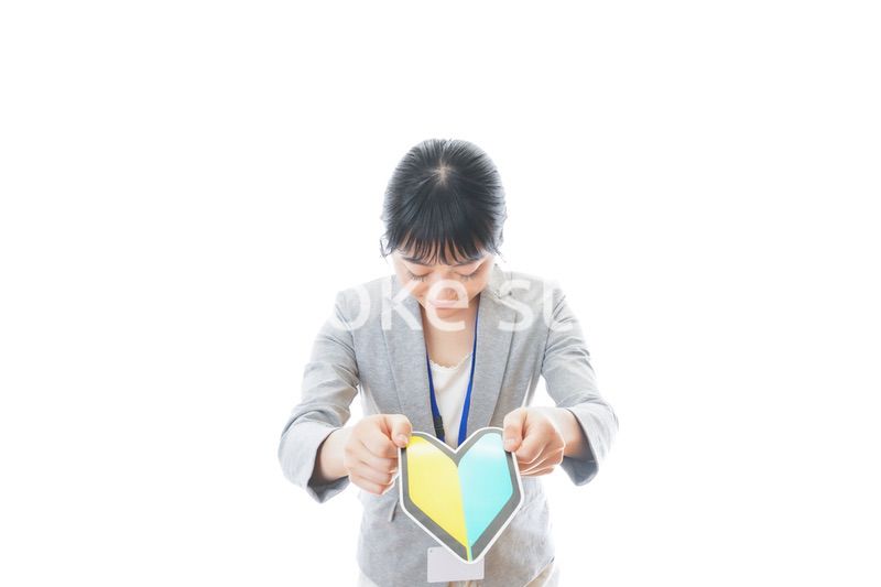 初心者マークを持つ若いビジネスパーソン