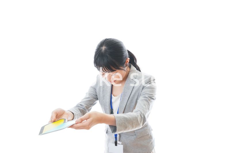 初心者マークを持つ若いビジネスパーソン