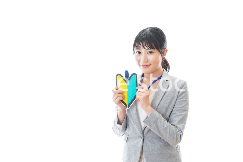 初心者マークを持つ若いビジネスパーソン