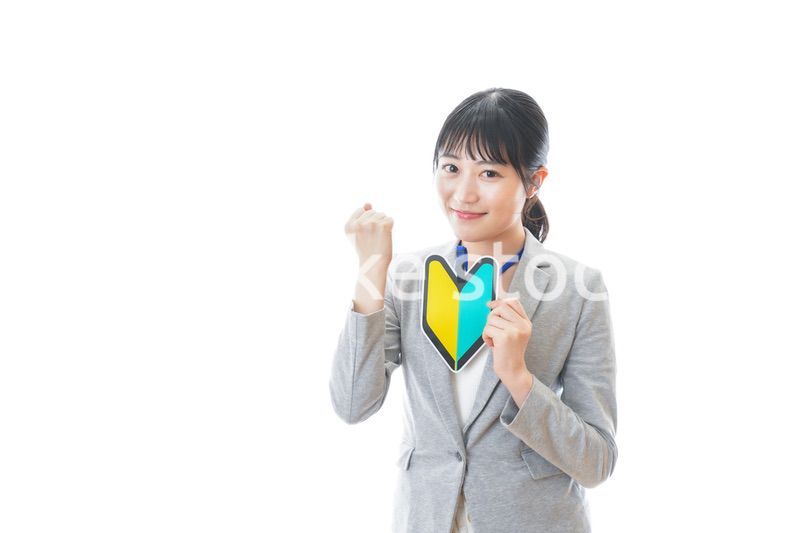 初心者マークを持つ若いビジネスパーソン