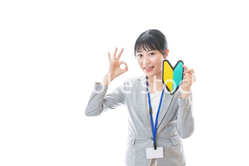 初心者マークを持つ若いビジネスパーソン