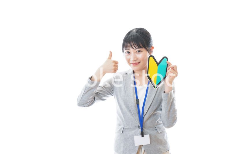 初心者マークを持つ若いビジネスパーソン