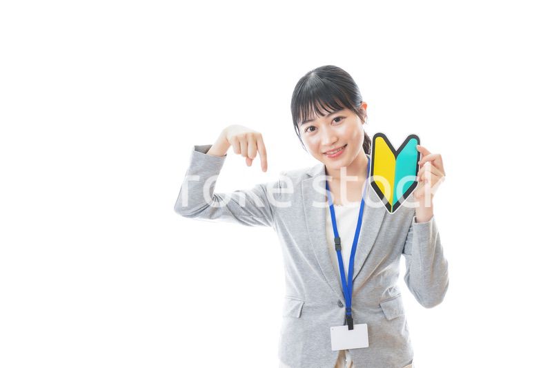 初心者マークを持つ若いビジネスパーソン