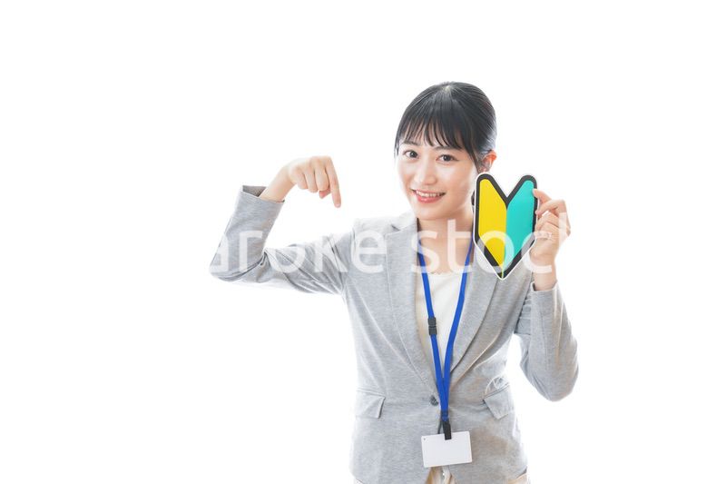 初心者マークを持つ若いビジネスパーソン