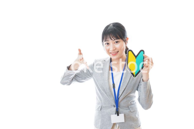 初心者マークを持つ若いビジネスパーソン