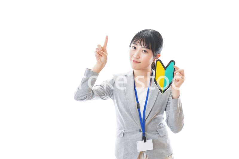 初心者マークを持つ若いビジネスパーソン