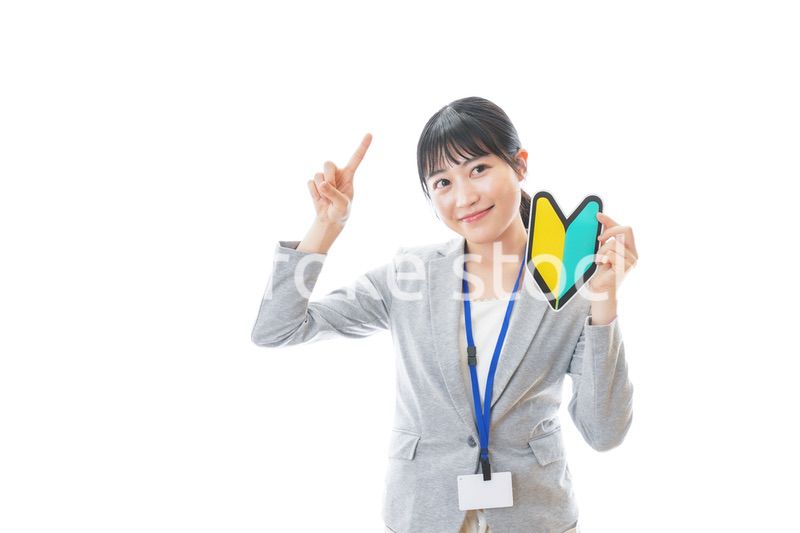 初心者マークを持つ若いビジネスパーソン