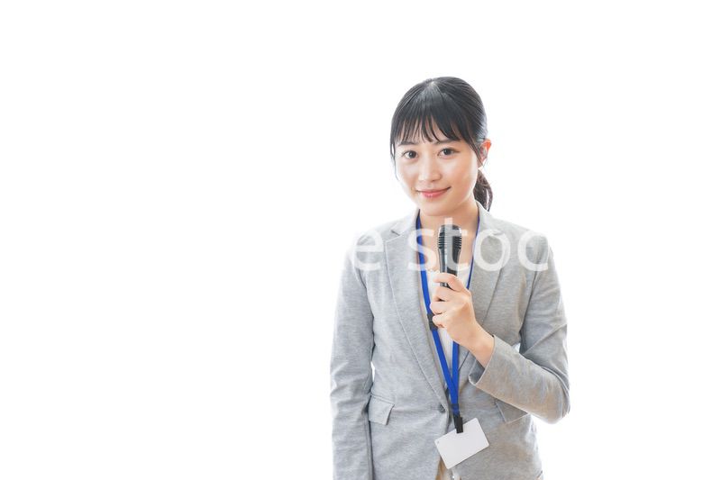 プレゼンをする若いビジネスパーソン