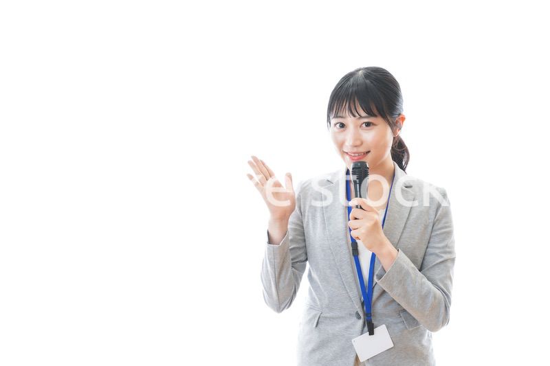 プレゼンをする若いビジネスパーソン