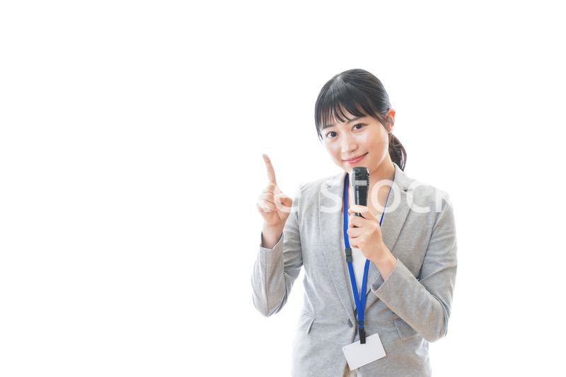 プレゼンをする若いビジネスパーソン