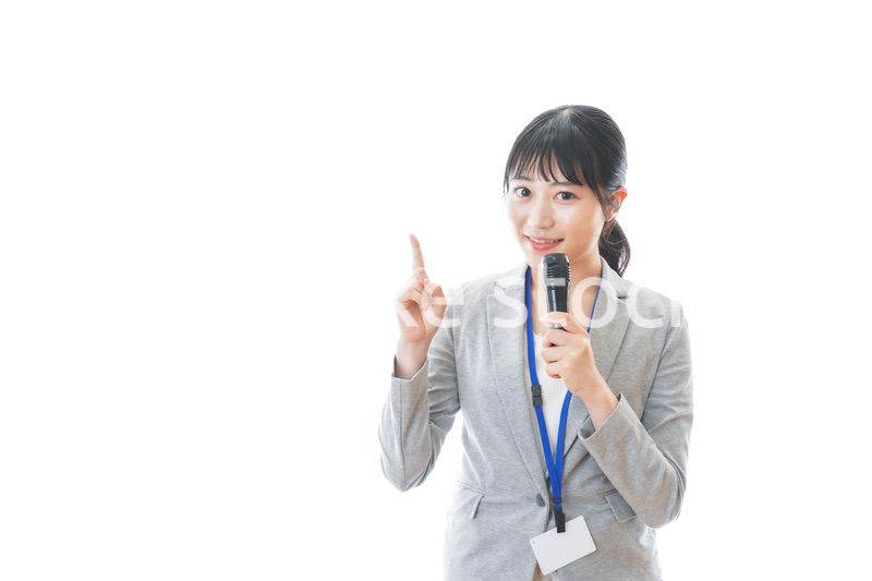 プレゼンをする若いビジネスパーソン