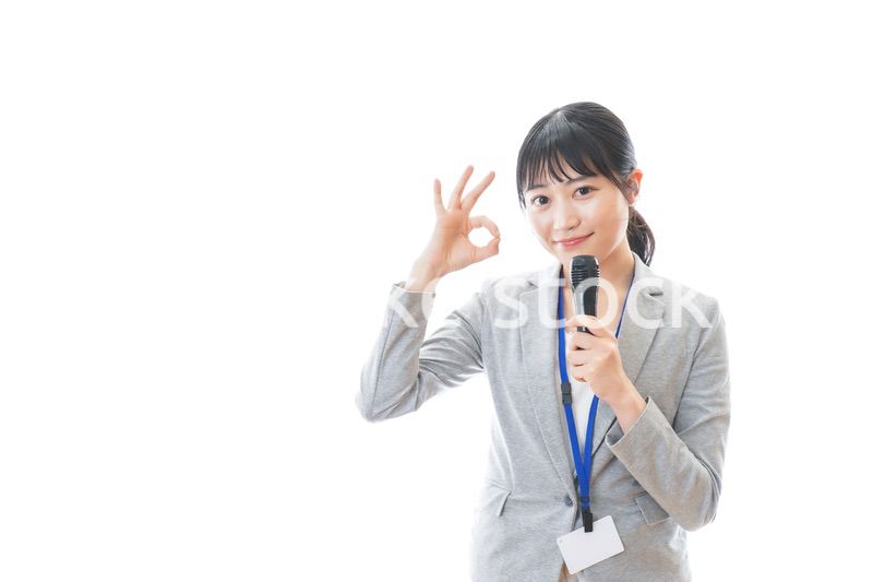 プレゼンをする若いビジネスパーソン