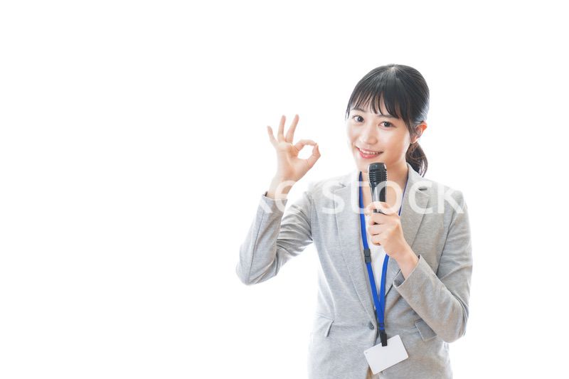 プレゼンをする若いビジネスパーソン