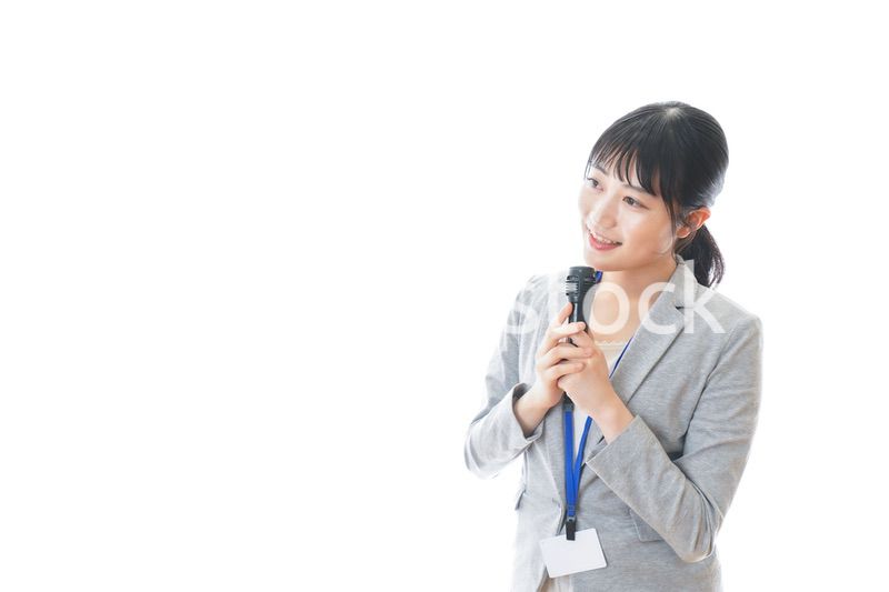 プレゼンをする若いビジネスパーソン