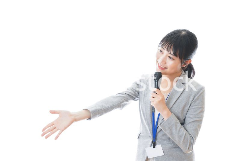 プレゼンをする若いビジネスパーソン