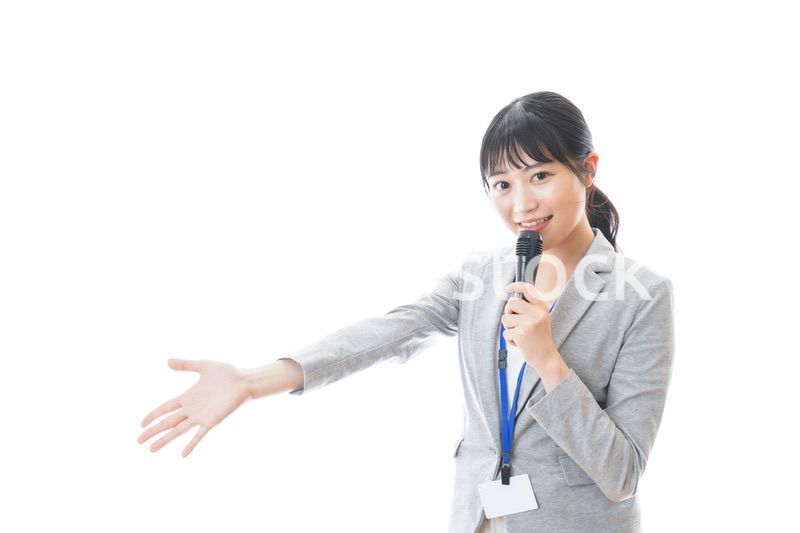 プレゼンをする若いビジネスパーソン