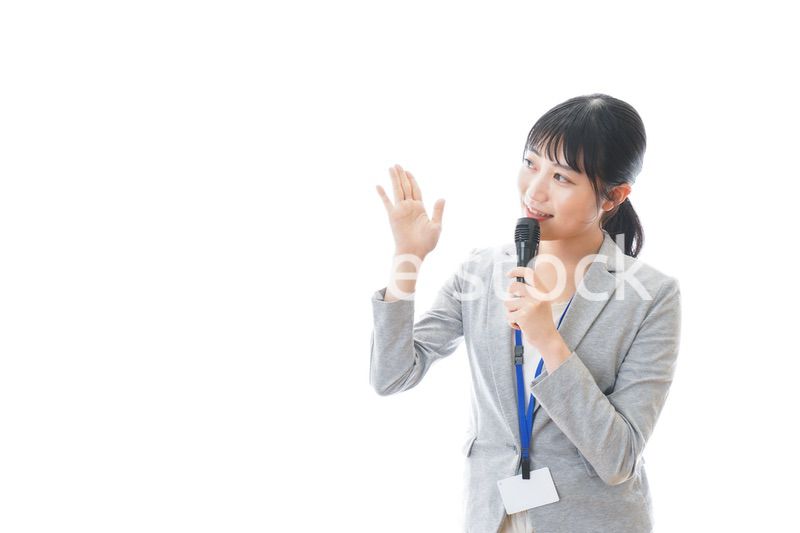 プレゼンをする若いビジネスパーソン