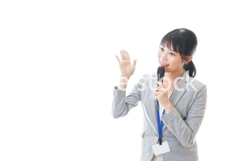 プレゼンをする若いビジネスパーソン