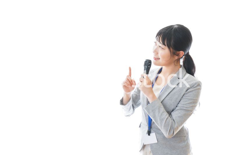 プレゼンをする若いビジネスパーソン