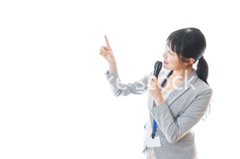 プレゼンをする若いビジネスパーソン