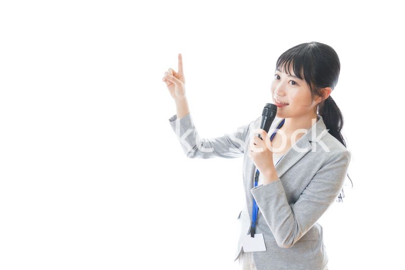 プレゼンをする若いビジネスパーソン