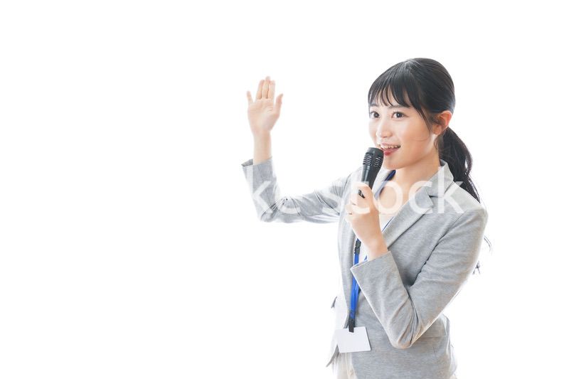 プレゼンをする若いビジネスパーソン