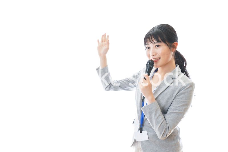 プレゼンをする若いビジネスパーソン