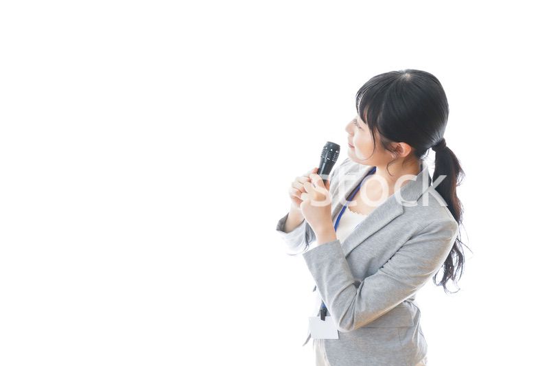 プレゼンをする若いビジネスパーソン