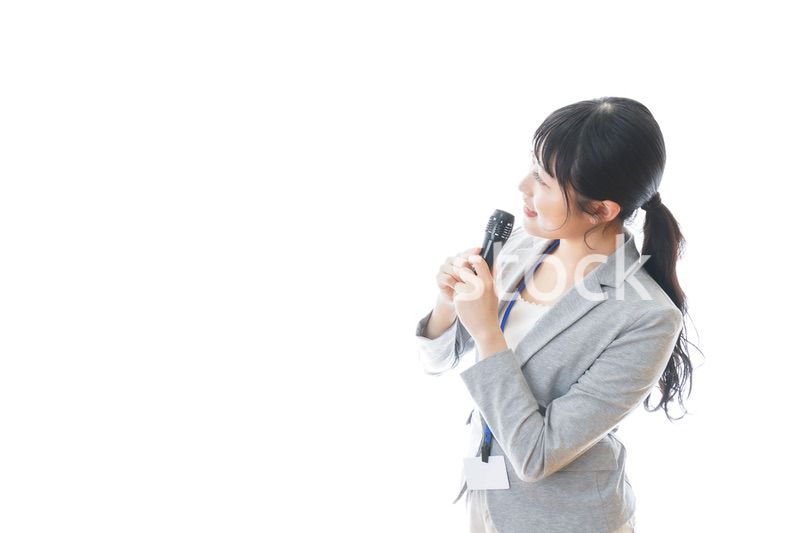 プレゼンをする若いビジネスパーソン