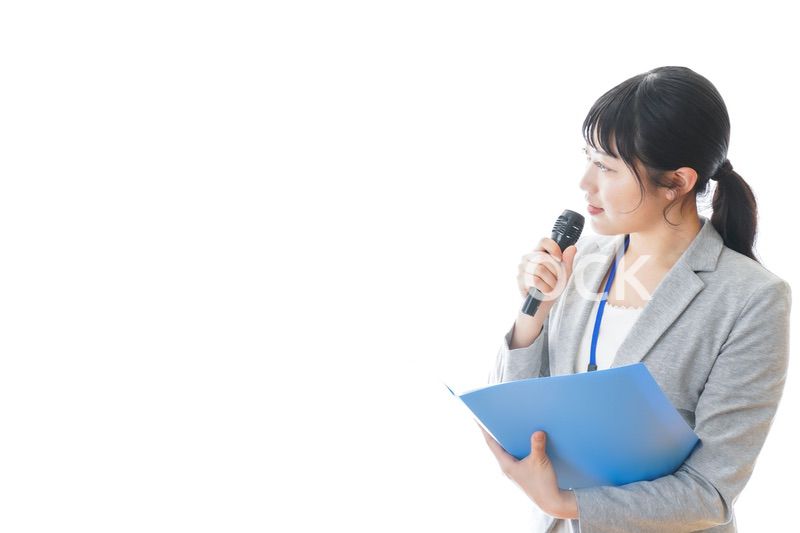 プレゼンをする若いビジネスパーソン