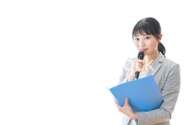 プレゼンをする若いビジネスパーソン