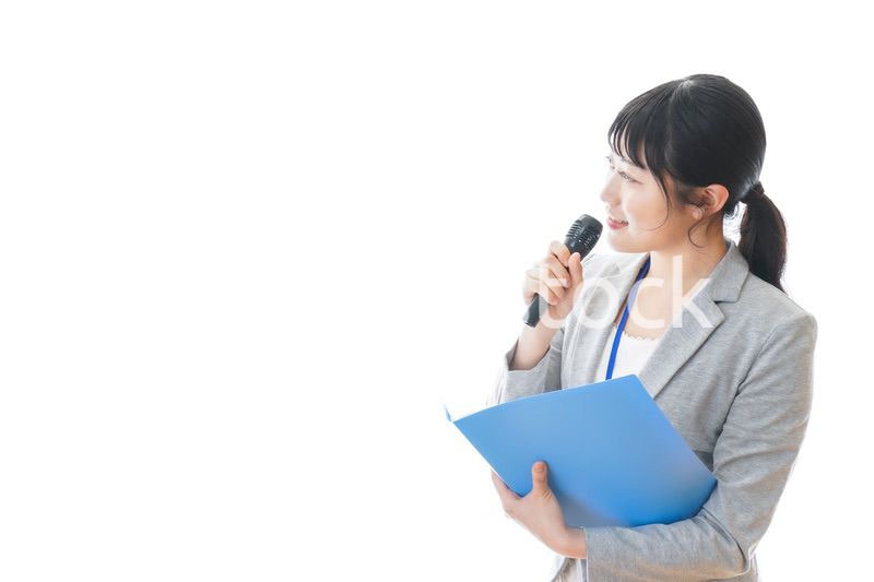 プレゼンをする若いビジネスパーソン