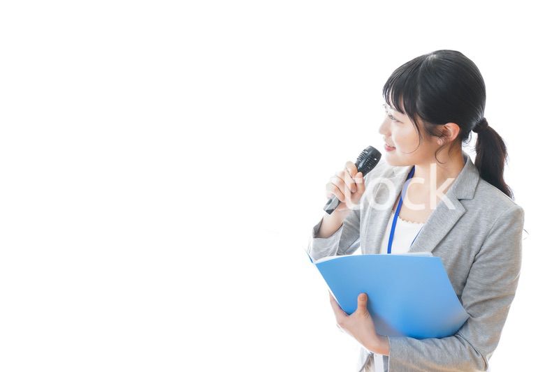 プレゼンをする若いビジネスパーソン