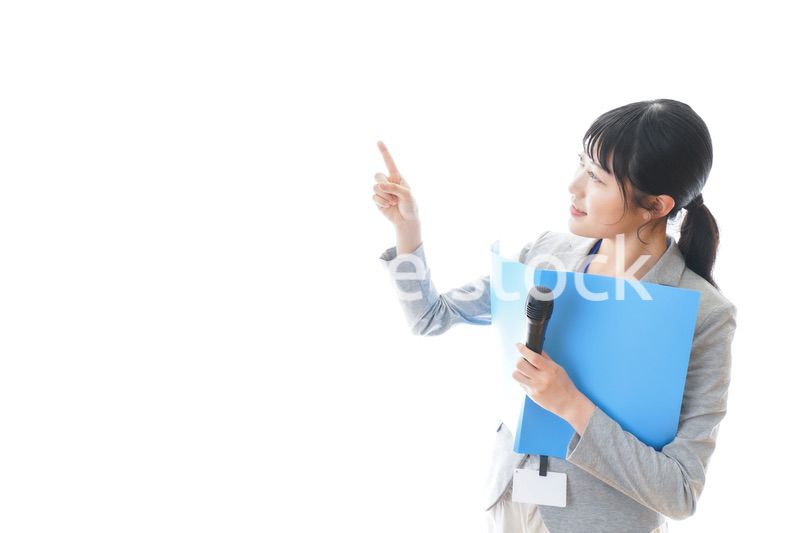 プレゼンをする若いビジネスパーソン