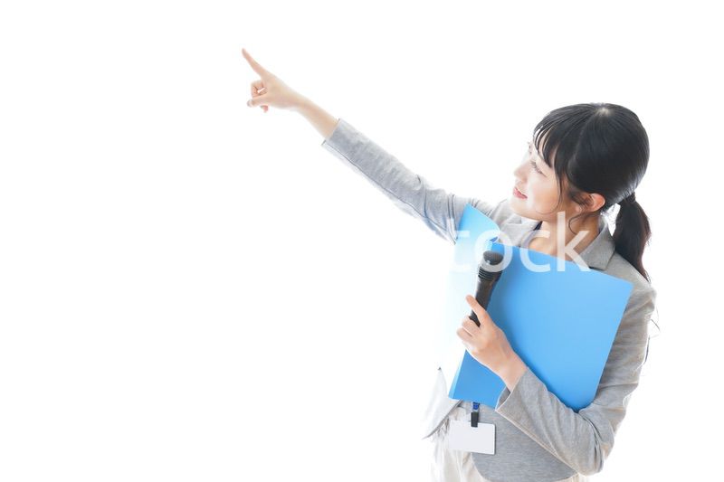 プレゼンをする若いビジネスパーソン