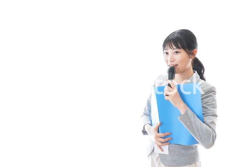 プレゼンをする若いビジネスパーソン