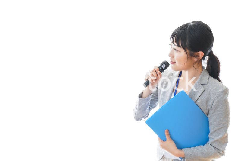 プレゼンをする若いビジネスパーソン