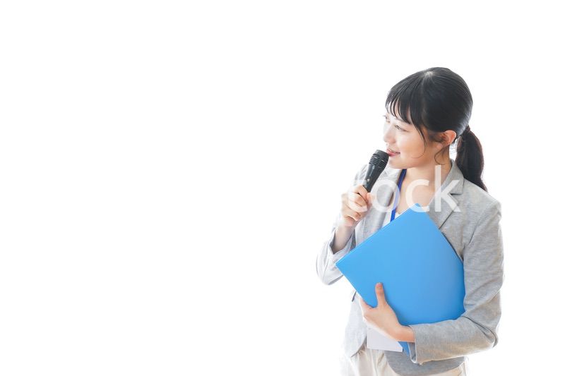 プレゼンをする若いビジネスパーソン